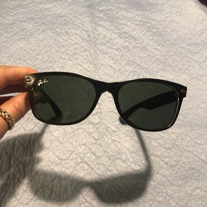 Black Wayfarer Ray-Ban Sunglasses